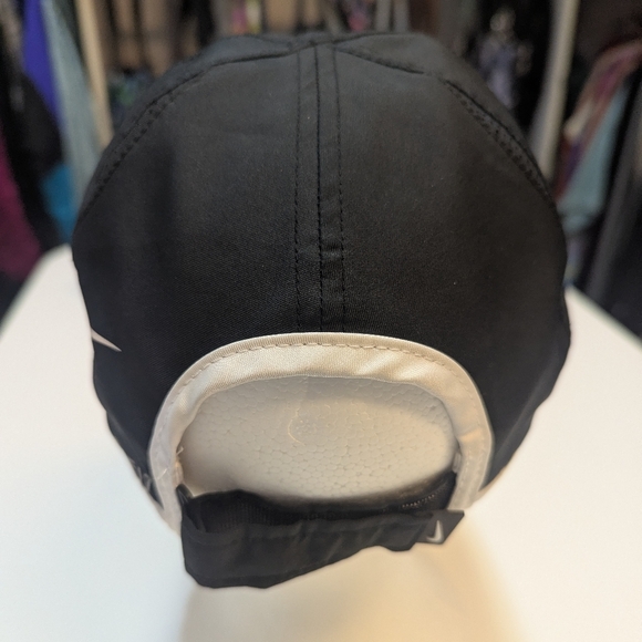 NIKE Featherlight Dry-Fit Hat Black & White OSFM - Picture 3 of 6